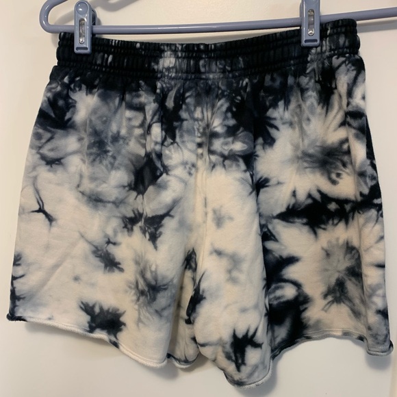 60. Size XS ALO Black And White Tie Dye Patterned Sweat Shorts - Picture 2 of 4